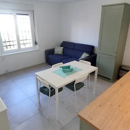 Sodoben Enosobni Apartma Ob Plazi - Modern One-bedroom Beachside *