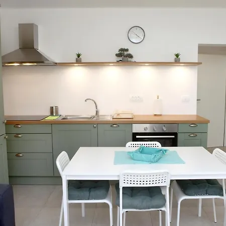 Sodoben Enosobni Apartma Ob Plazi - Modern One-bedroom Beachside Lägenhet