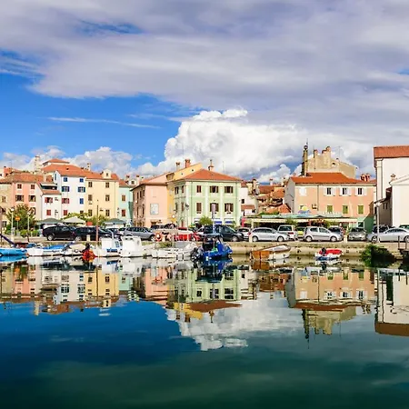 Sodoben Enosobni Apartma Ob Plazi - Modern One-bedroom Beachside *