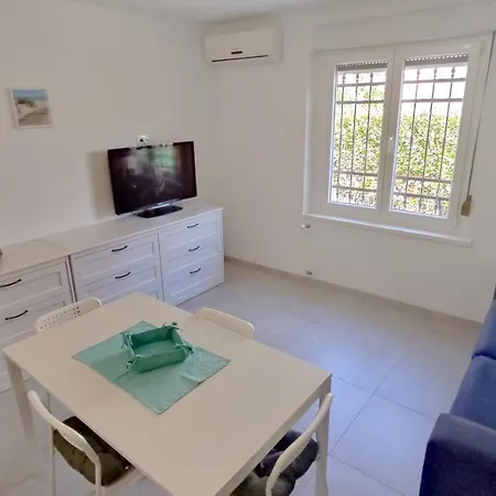 Sodoben Enosobni Apartma Ob Plazi - Modern One-bedroom Beachside Lägenhet Izola