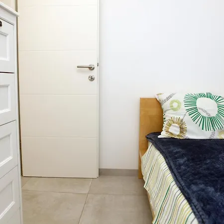 Sodoben Enosobni Apartma Ob Plazi - Modern One-bedroom Beachside *