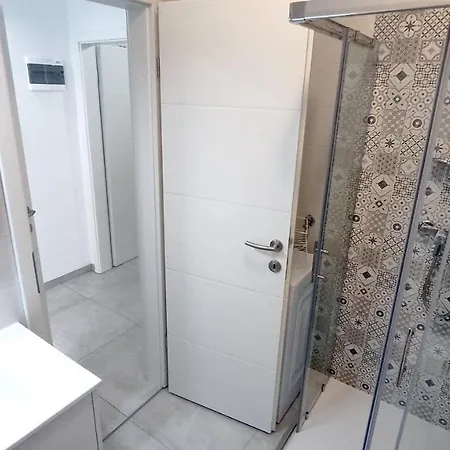 Sodoben Enosobni Apartma Ob Plazi - Modern One-bedroom Beachside Apartment