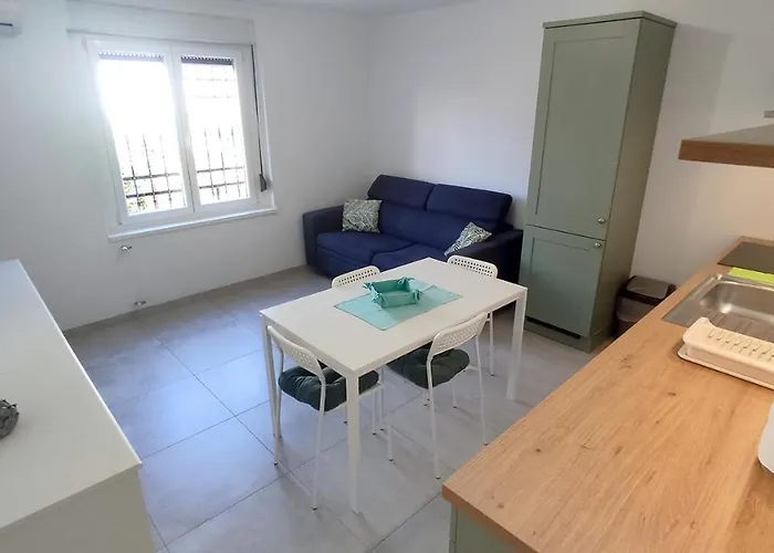 Sodoben Enosobni Apartma Ob Plazi - Modern One-bedroom Beachside *