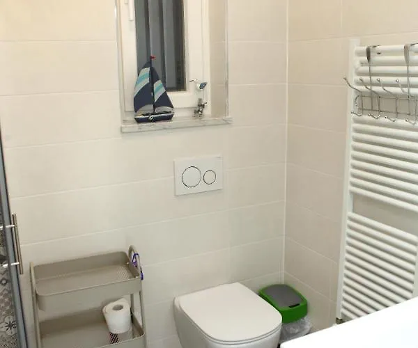 Sodoben Enosobni Apartma Ob Plazi - Modern One-bedroom Beachside איזולה