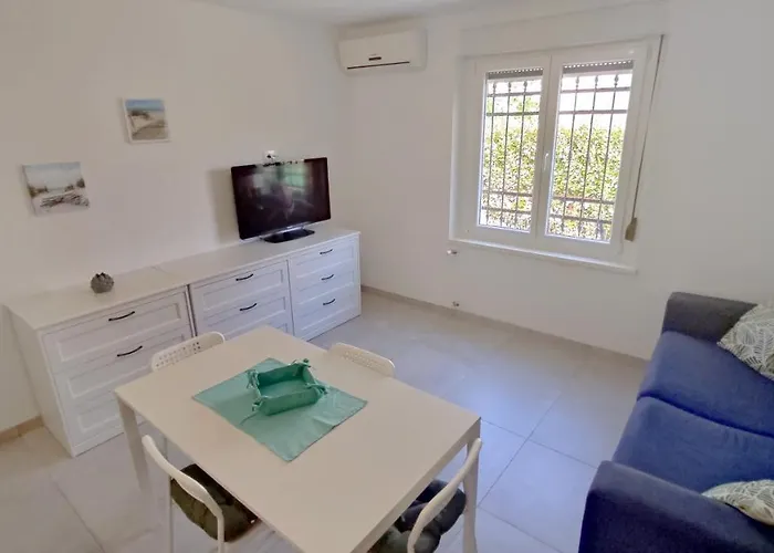Sodoben Enosobni Apartma Ob Plazi - Modern One-bedroom Beachside דירה איזולה