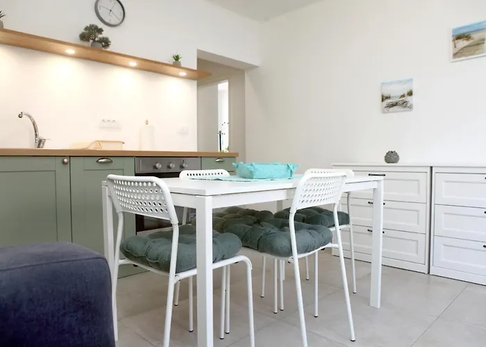 דירה Sodoben Enosobni Apartma Ob Plazi - Modern One-bedroom Beachside איזולה
