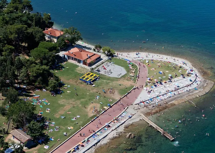 Sodoben Enosobni Apartma Ob Plazi - Modern One-bedroom Beachside דירה איזולה