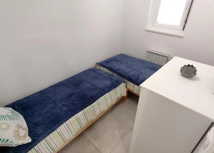 Sodoben Enosobni Apartma Ob Plazi - Modern One-bedroom Beachside דירה איזולה